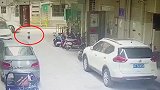 深圳2岁孩童小区内被撞身亡：事发前独自蹲路中央