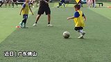 五岁小将球技过人，晃倒对手带球射门