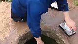 为了生活，大哥坚持每天来井边打水！