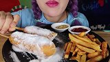 小姐姐吃砂糖玉米热狗棒搭配薯条，看起来超级有食欲
