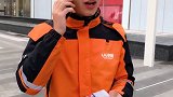 上个厕所还要看报纸…真讲究啊！