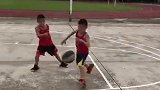 小小年纪球技过人 秒杀全场