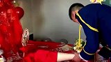 让新郎亲吻新娘脚，新娘连忙摆手拒绝