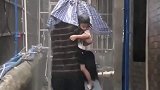 爷爷这爱有点粗糙，这伞打了个寂寞