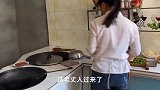 岳父来女婿家做客，女婿做了道啥菜？岳父吃完表情难受眼泪直流！