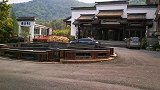 一家三口节假日景点爬山，小姑娘表现很棒的，全程走在最前面呢！