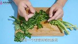 芹菜叶用开水泡一泡，解决了很多爱美女生的烦恼，学到就是赚到