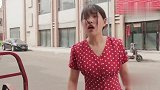 小伙卖葱，把一根葱分成十根卖，太逗了
