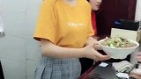 面馆里的小美女竟然对帅小伙做了这种事，被她妈妈打了