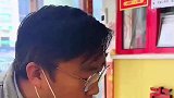阿姨看到吃一半的包子掉了，立马丢到垃圾桶