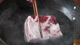 教你红烧肉新做法，配上咸鱼一起炖，风味独特，肥而不腻