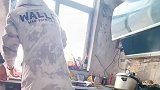 男子第一次学习炸鱼，鱼都没杀死就下锅了