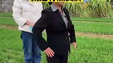 农村大妈硬核播种，脚踢正步英姿飒爽，就是有点费脚