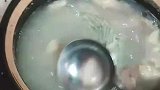 女子怕外面东西不卫生，自己买海刺猬皮煮汤喝