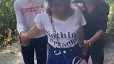 美女这一举动救了美女一命啊