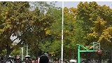 球场单挑比赛，男子比别人高很多
