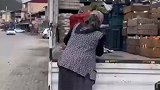 农村人不怕吃苦，这就是农村的生活