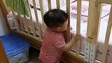 儿子又尿裤子了，吓得躲进卧室哭起来了