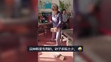 大妈常年练硬气功，当场徒手劈开3块砖，身后大爷默默拍手叫好