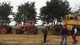 拔河比赛都见过，拖拉机拔河您见过吗？外国人总会玩出新花样