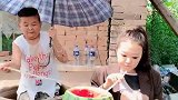 姐姐为了不让弟弟吃西瓜想出了这个办法，结果袖珍小伙真是太惨了