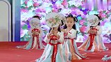 幼儿园大班舞蹈《花仙梦》，配着柔美的音乐，孩子们翩翩起舞