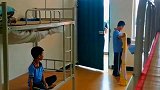 查房时，学生的机智，让同学顺利逃了出去