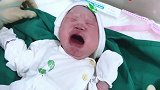 小宝宝刚出生就撇嘴委屈，护士抱给爸爸，宝宝表情好委屈！