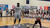 每个NBA球星都爱干这事!唐斯上演QNMD篮球梦连帽小球迷