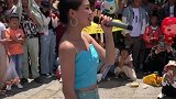 小姐姐户外唱歌，路过行人都在看，感觉人生已经达到了巅峰！