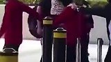 实拍一名伊朗女足球员被另一人拉着走上了大巴