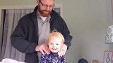 爸爸用“爪子”给宝宝做头部按摩，宝宝享受的表情太可爱，太萌了