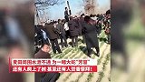 大蛇坟头晒太阳引千人围观祭拜，当地政府：已驱散人员并批评教育