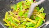 芹菜超下饭的做法,搭配一个土豆,天天吃都不腻,太香了
