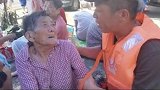 河南新乡：别怕！子弟兵来了！武警战士看老人受灾哽咽安慰