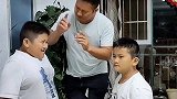 爸爸小学都没毕业，居然跑来教两个儿子唱歌，难道不担心把孩子带