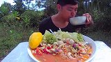 泰国老铁吃海鲜沙拉，吃得爽连连竖起大拇指