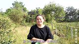 苗大姐高山摘猕猴桃还有柿子，不小心刮到手，还有小时候的故事