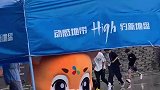 鹿小宝跟男子躲雨的样子好可爱