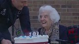 英超-1617赛季-温情时刻!西汉姆联为101岁老球迷送上自制蛋糕庆生-专题