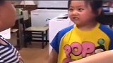 兄妹俩吵架，气势这一块绝对不能输！妈妈都无奈了