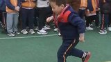 幼儿园运动会上，男孩展现超高运动协调性，障碍轻松跃过