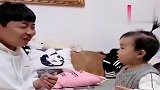 爸爸看着小情人吃饭，不料下一秒直接笑喷了，萌娃太可爱了
