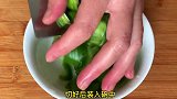 懒人烧豆腐的家常做法，不加肉不加蛋，咬一口爆汁，吃起来比肉香