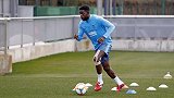 恢复神速！乌姆蒂蒂开始有球训练 脚步轻盈身手矫健