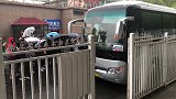 【PP体育在现场】新疆球迷冒雨接大巴 可兰阿不都被喊加油