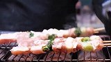 这就是国外的街头烤肉串，串着大葱烤，中国游客：没有孜然差评！