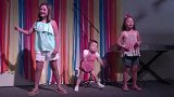 两个收养的中国女孩和姐姐一起上台表演，全场掌声不断