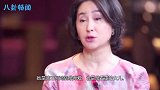 陈百强与何超琼罕见同框，谁注意到陈百强下意识的神情？喜欢装不出