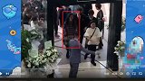 谢娜穿着宽松飘孕味何炅全程护航搀扶上楼梯